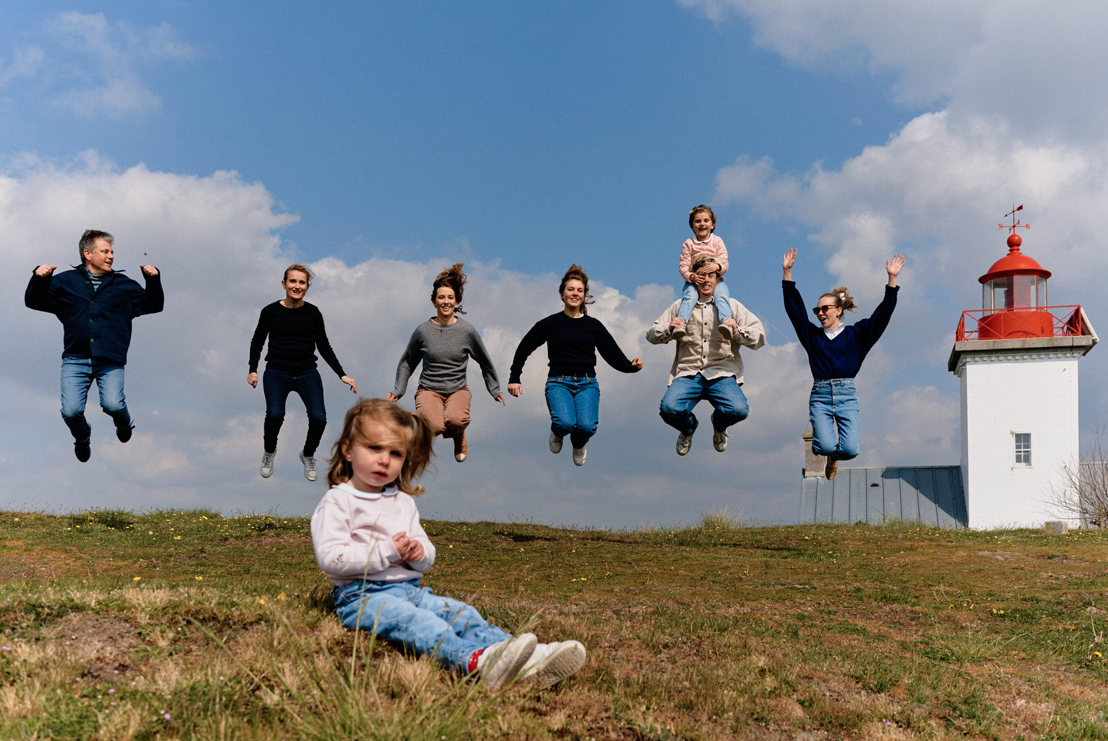 Photo d'une famille à Agon-Coutainville, les adultes sautent en l'air