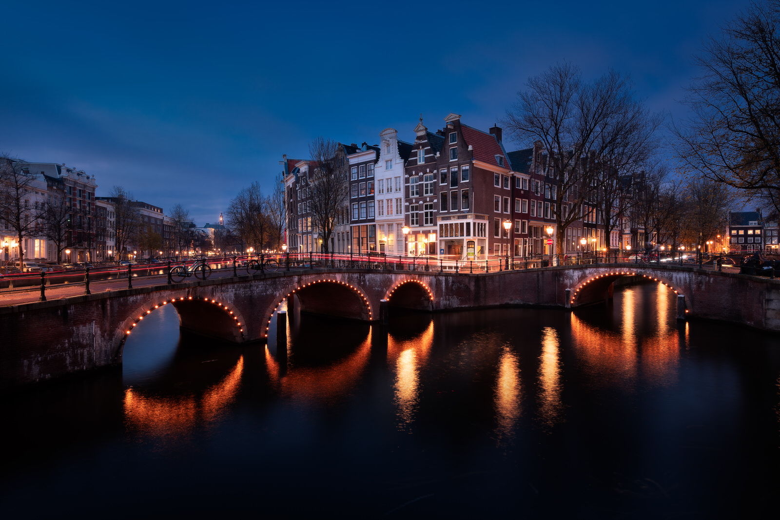 Paysage des canaux à Amsterdam à l'heure bleue