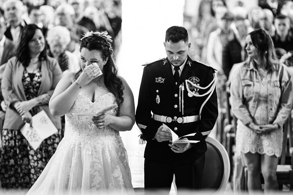 photo de mariés pendant la cérémonie religieuse. La mariée pleure