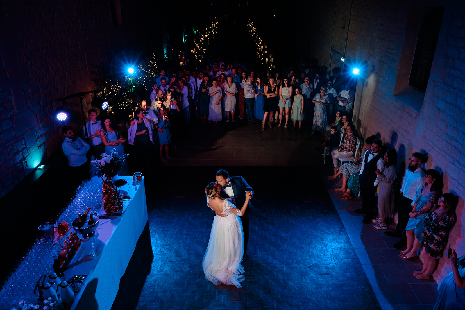 photo de la première danse prise en hauteur, les invités regardent les mariés danser