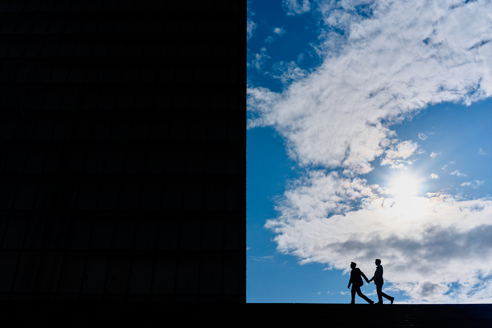 photo d'un couple d'homme en silhouette à la bibliothèque François Mitterand