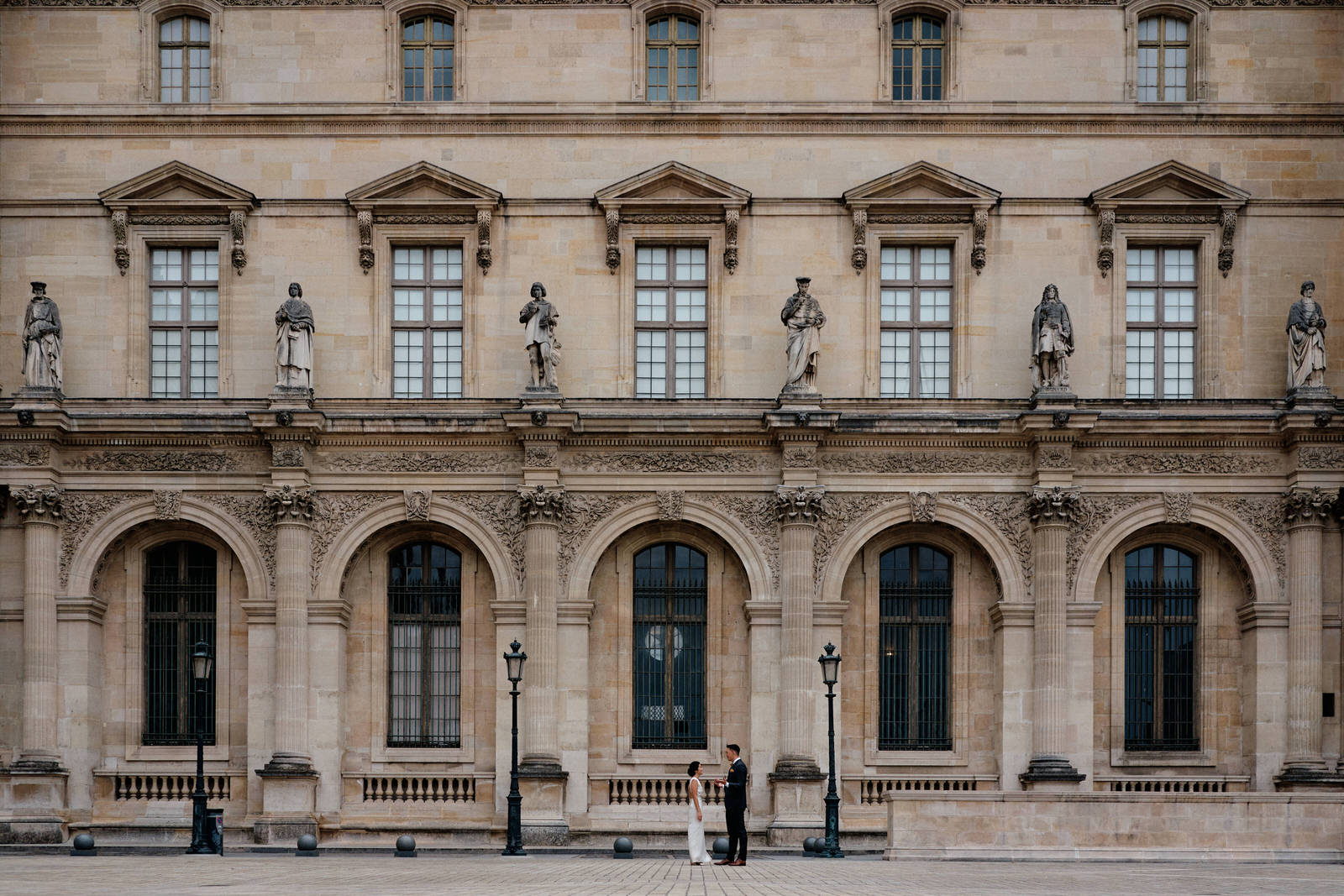 photographe-mariage-louvre Couple de mariés faisant leur first look devant le louvre pendant un mariage à Paris