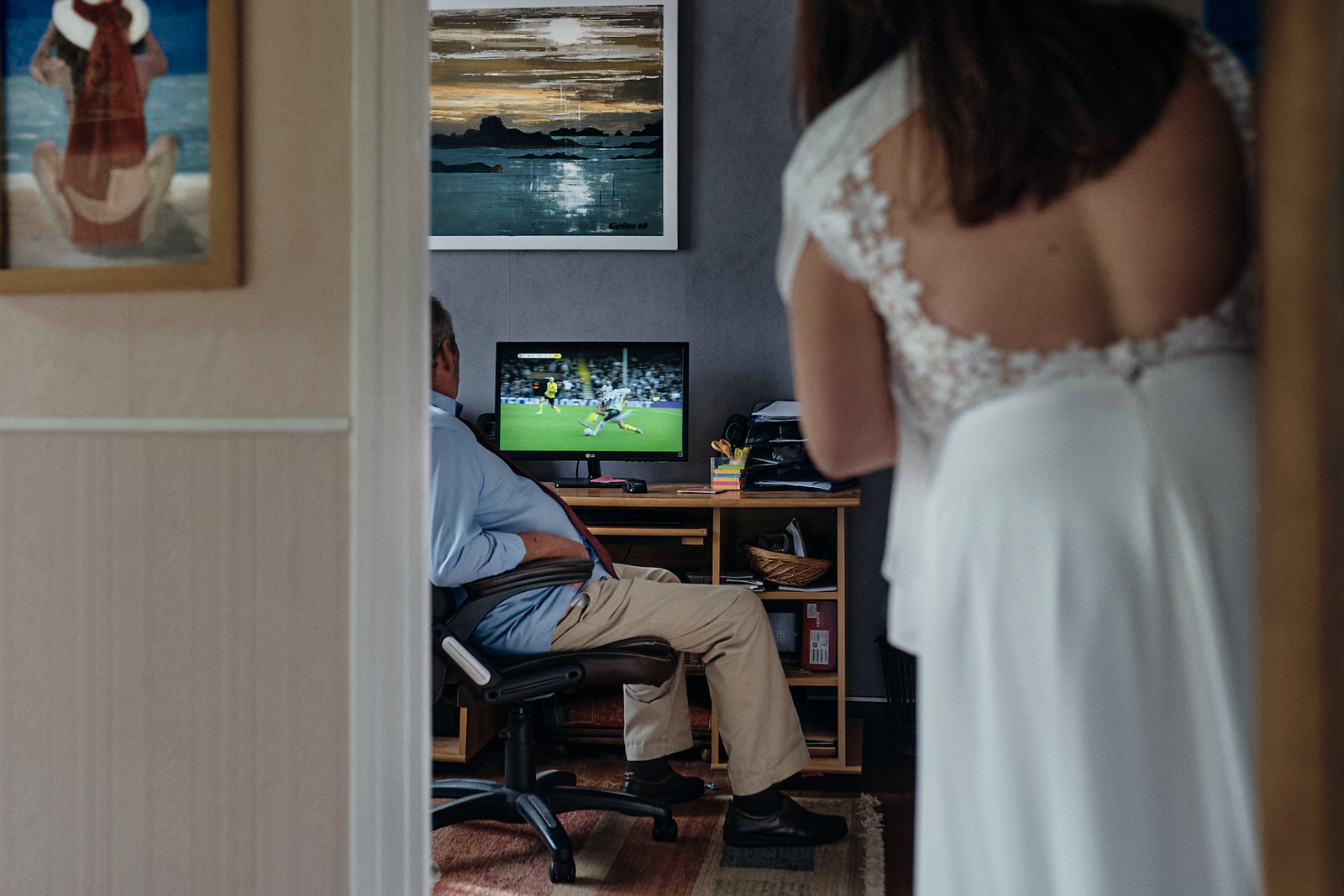 le père de la mariée regarde le foot sur son ordinateur, la mariée le voit