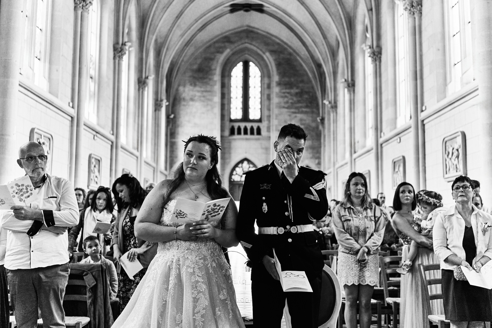 photo face aux mariés dans l'église. Le marié pleure