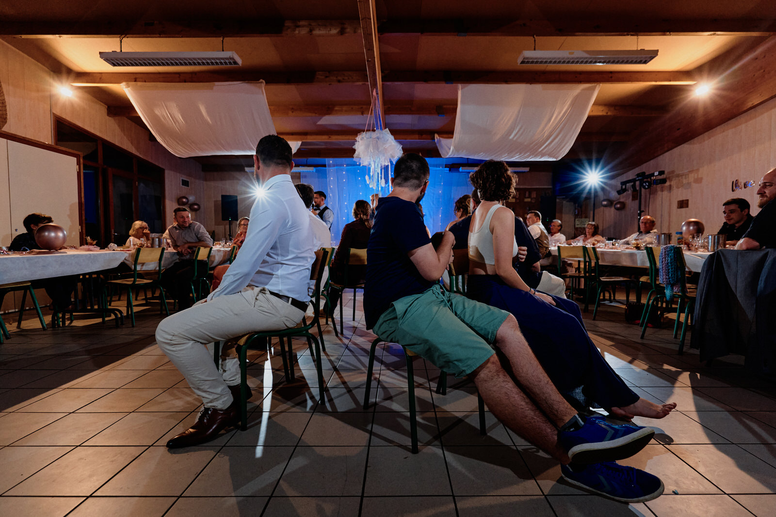 invités de mariage assis sur les chaises pendant un jeu de chaises musicales