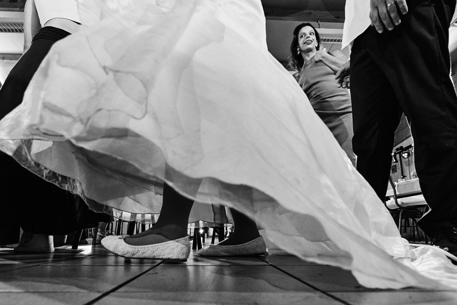 gros plan sur la robe de la mariée pendant le jeu des chaises musicales