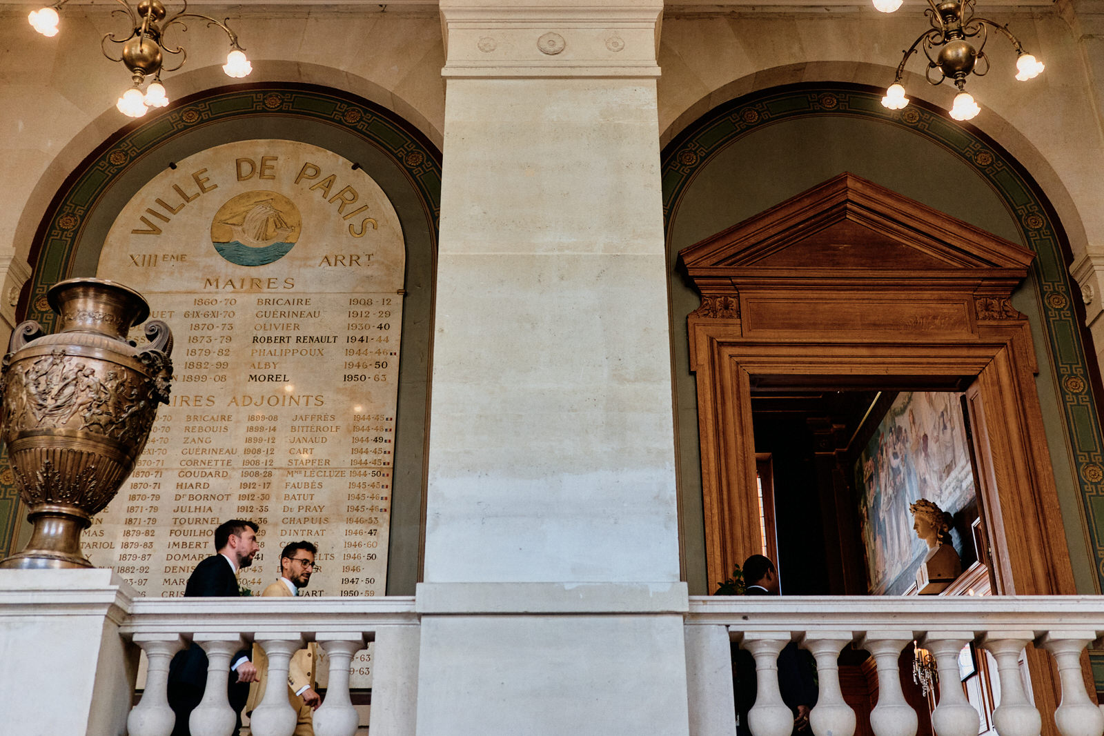 Mariés entrant dans la salle des mariages de la mairie du 13ème à Paris