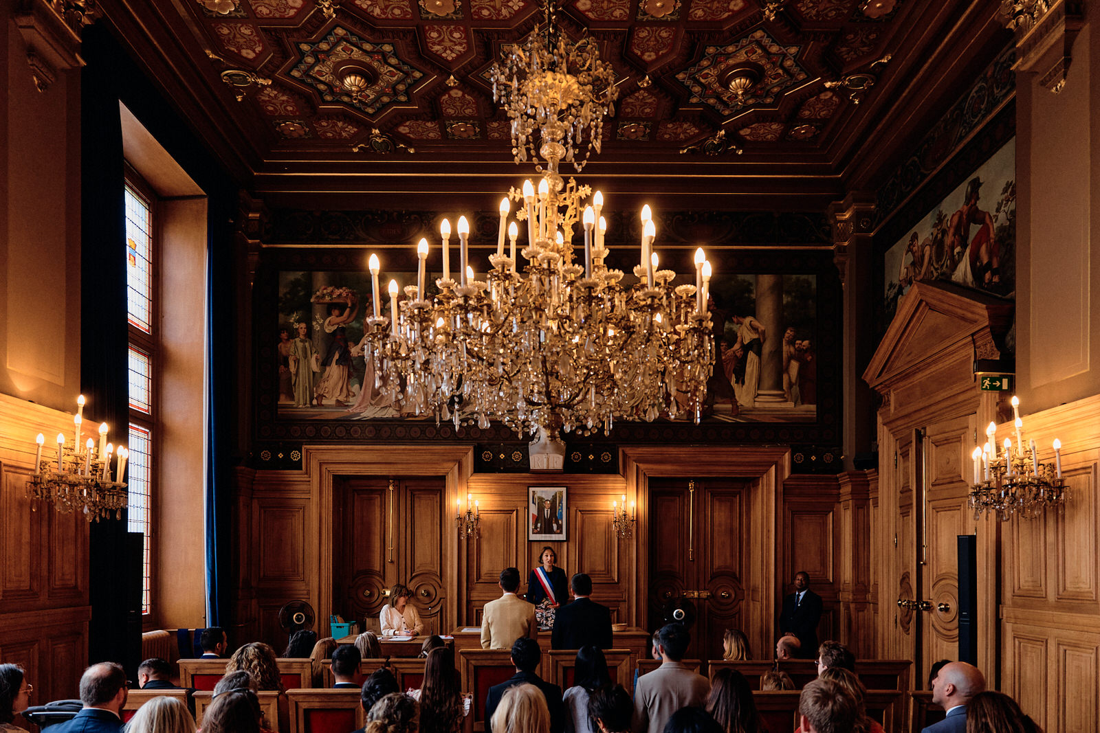 Plan large de la cérémonie civile dans la salle des mariages de la mairie du 13ème à Paris