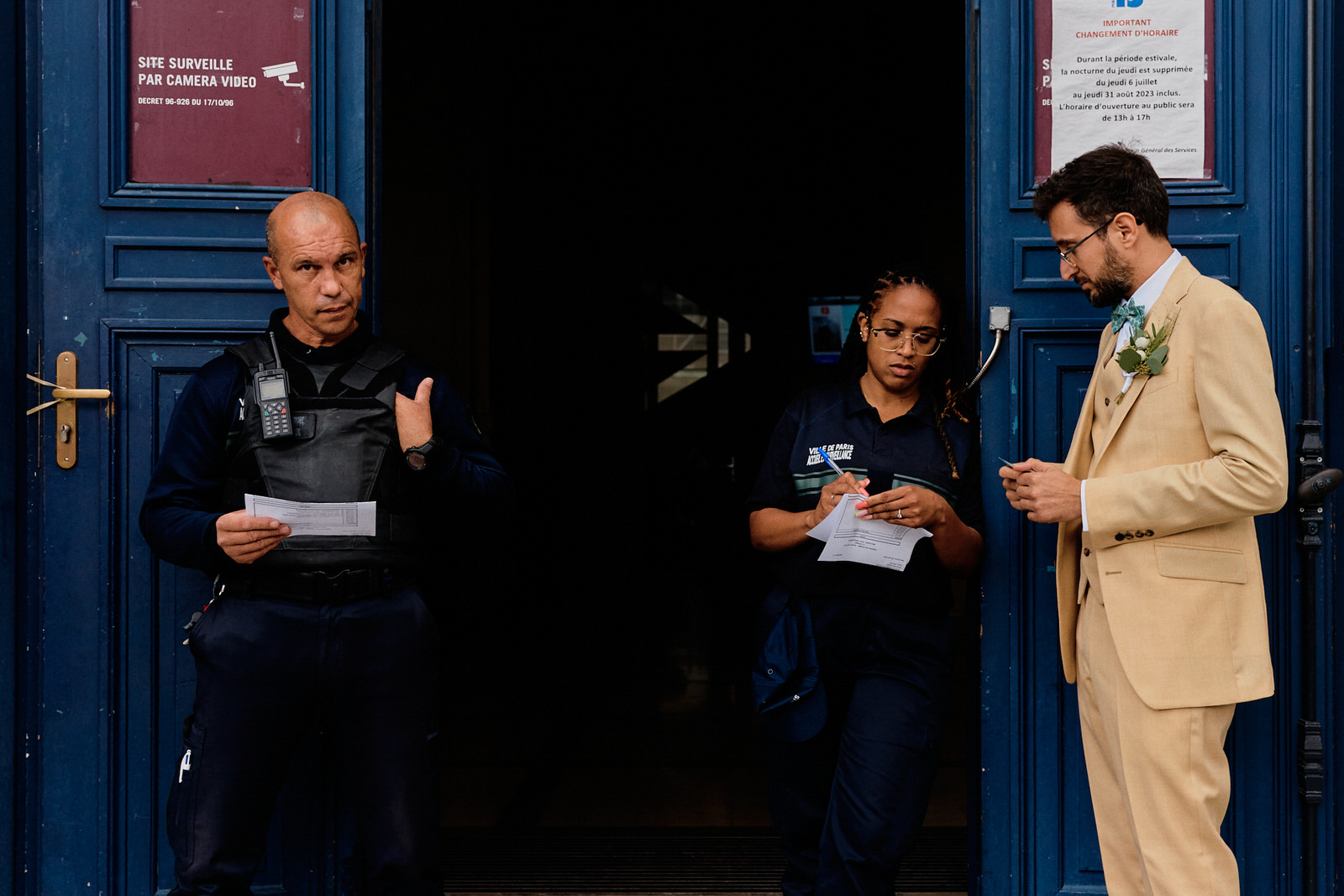 Vigiles de la mairie du 13ème de Paris contrôlant les entrées avant la cérémonie civile