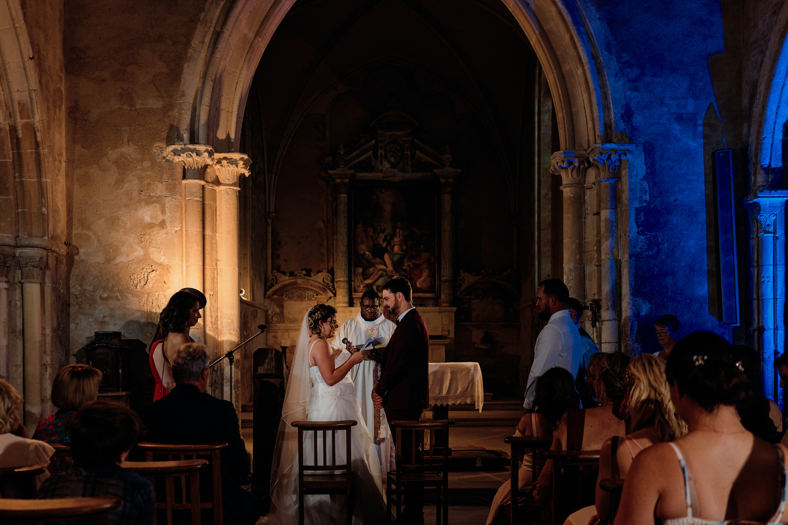 photo de la cérémonie de.mariage à l'église, les mariés échangent leurs voeux