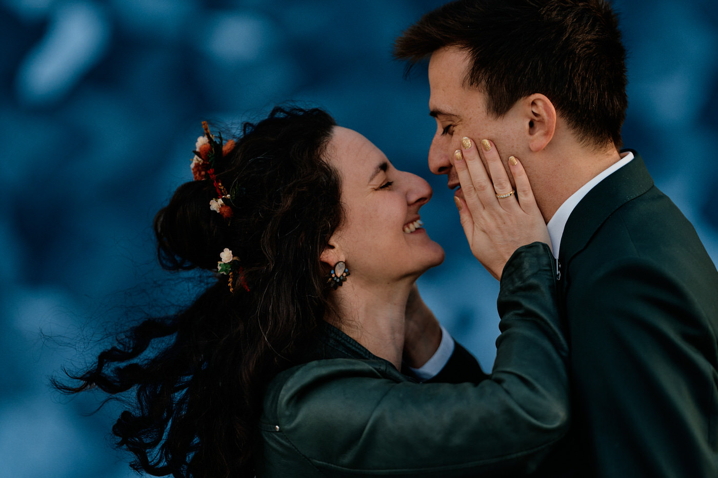 couple s'embrassant à l'heure bleue sur le toit de la philharmonie de paris