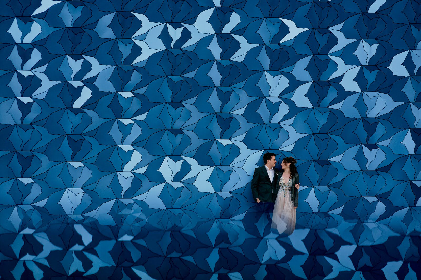 photo de couple très graphique avec des carrés bleus