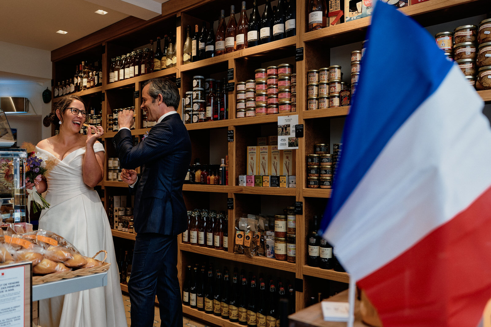 les mariés se regardent avec en fond la tour eiffel