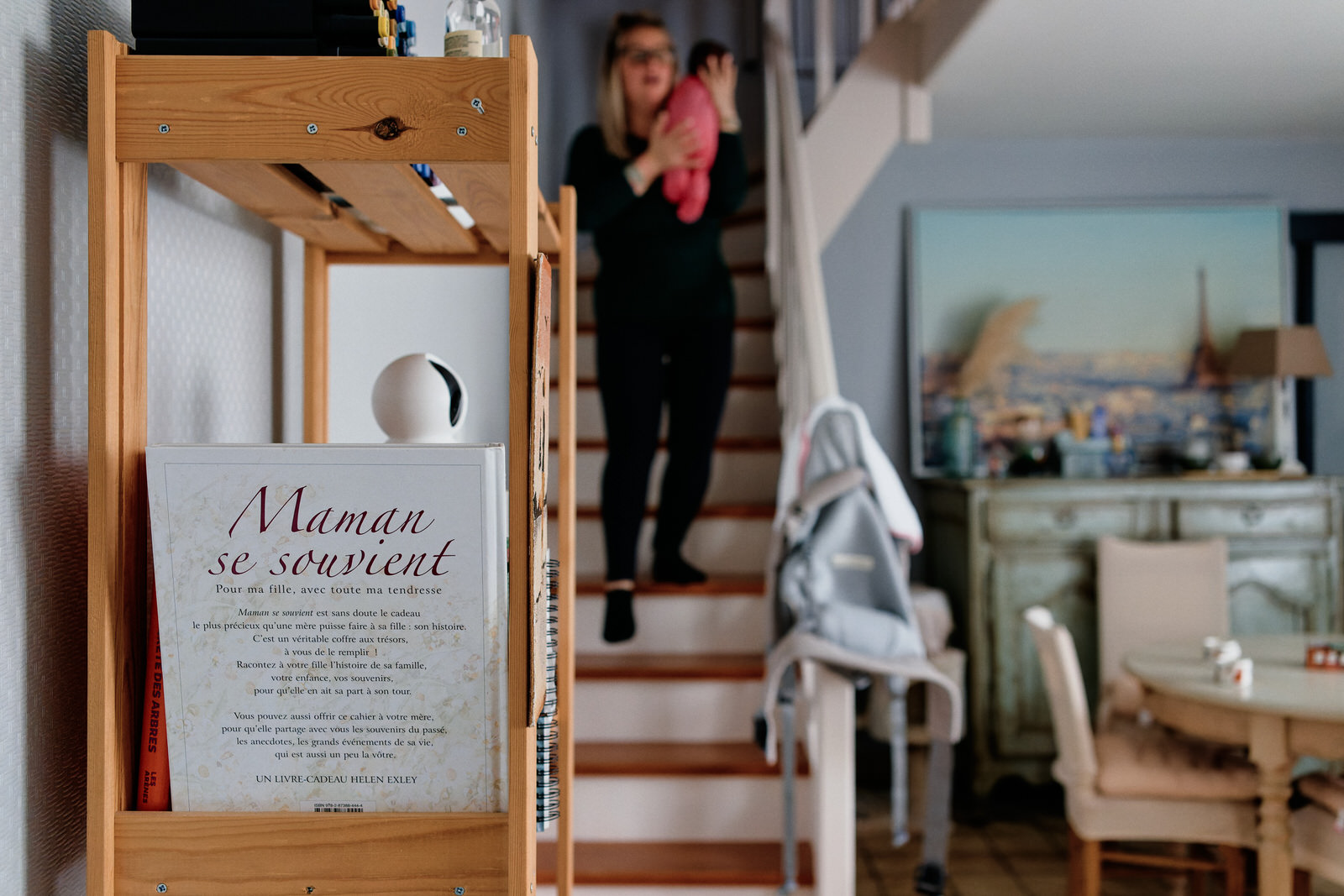 photo de mariés pendant la cérémonie religieuse. La mariée pleure