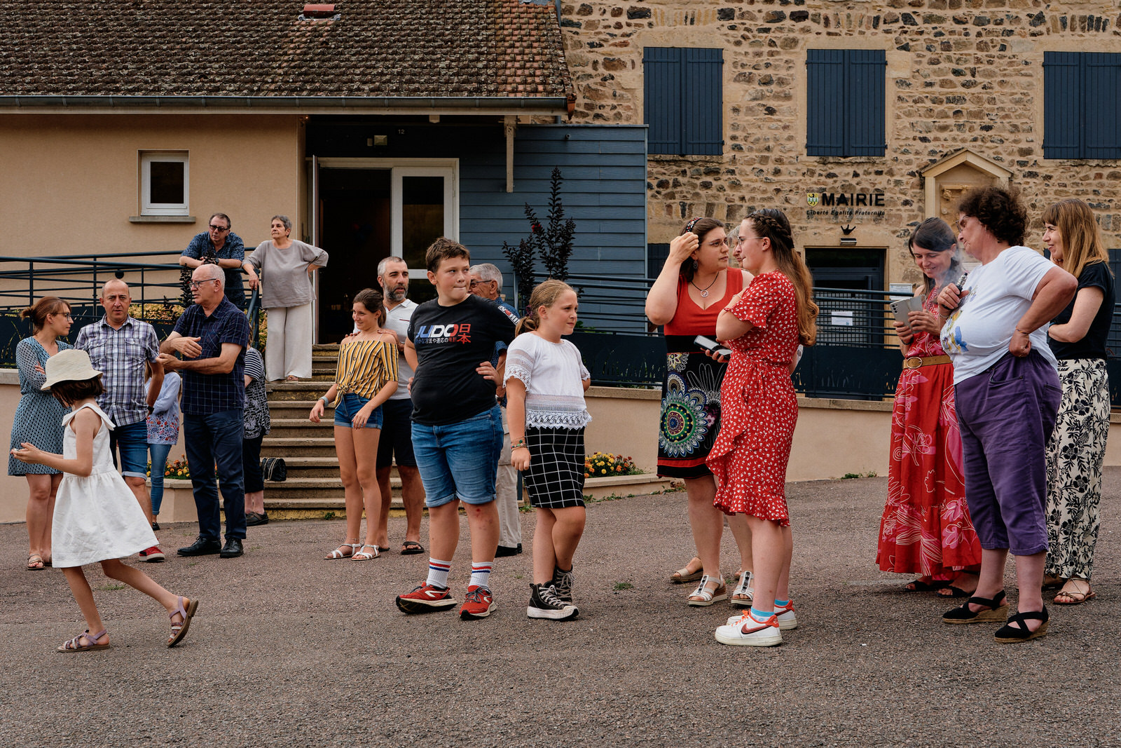 Scène de vie par un photographe documentaire pendant un anniversaire