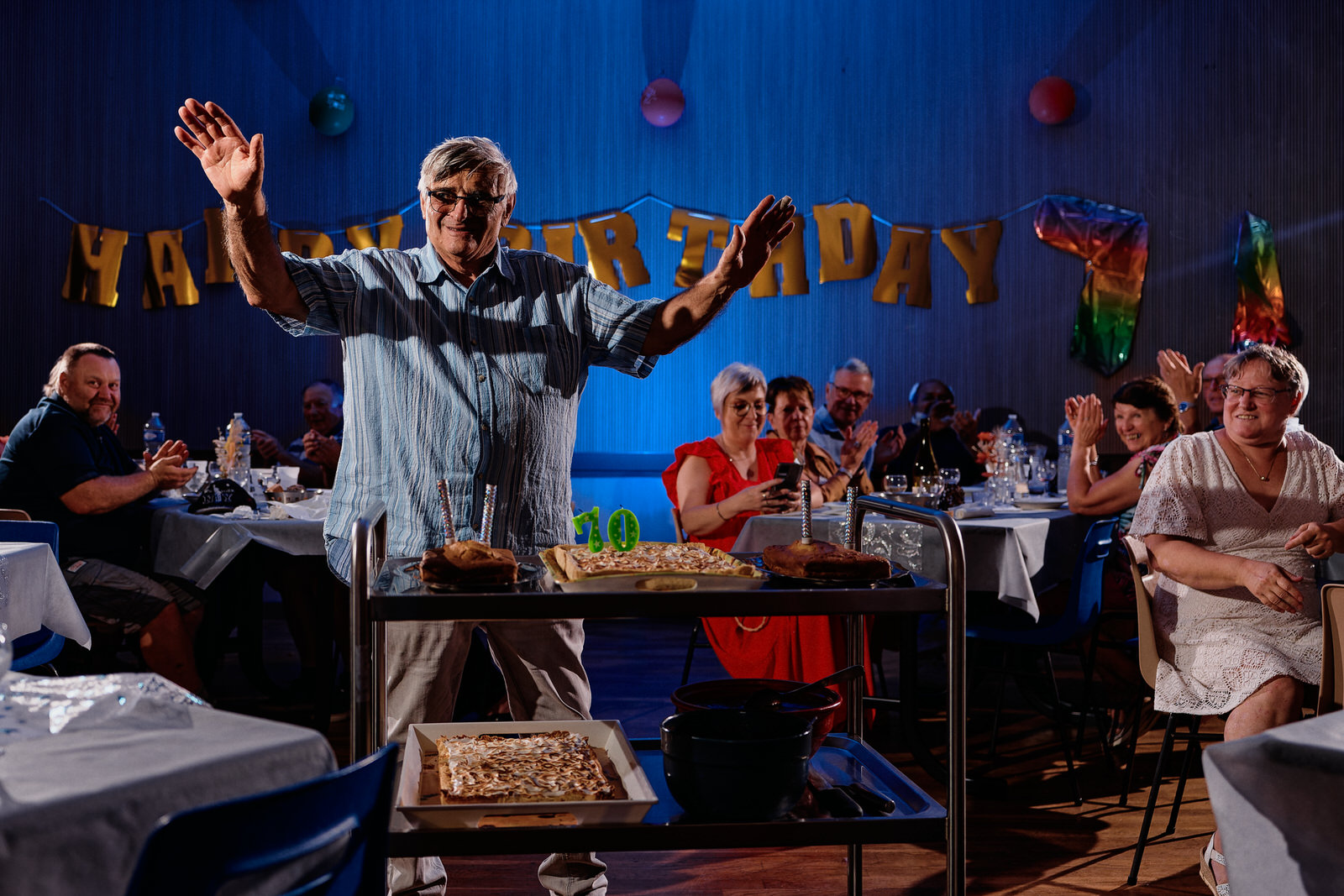 Photo prise au moment du gâteau pendant l'anniversaire des 70 ans