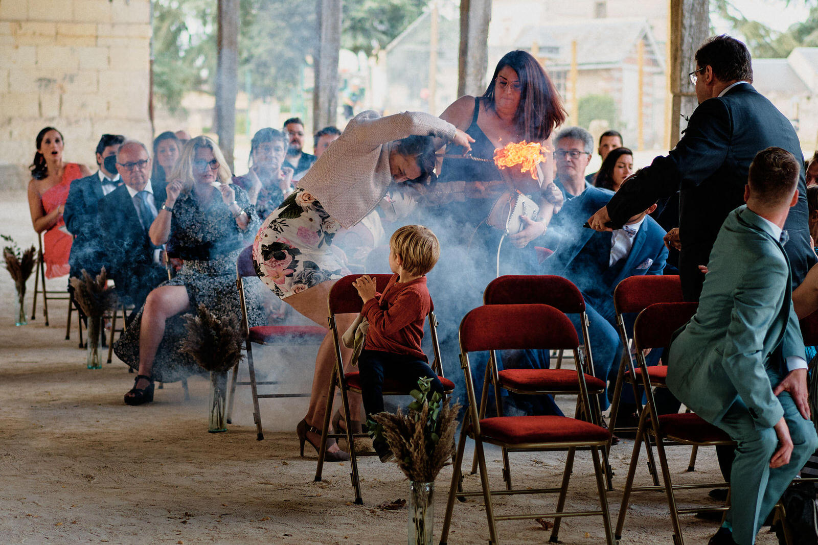 Explosion d'une cigarette électronique pendant un mariage, prise par un photographe documentaire