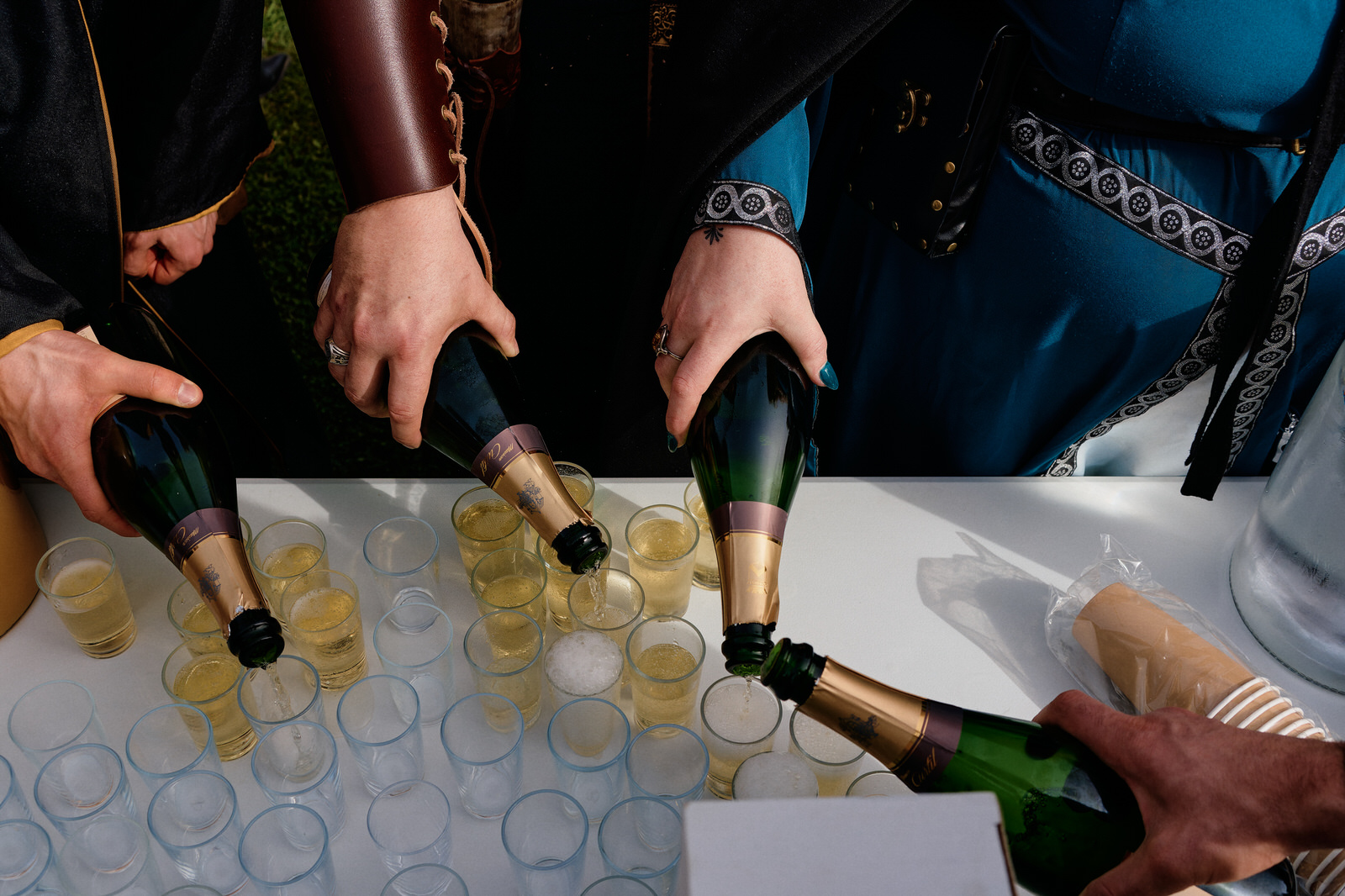 Quatre personnes en train de servir du champagne pour un mariage