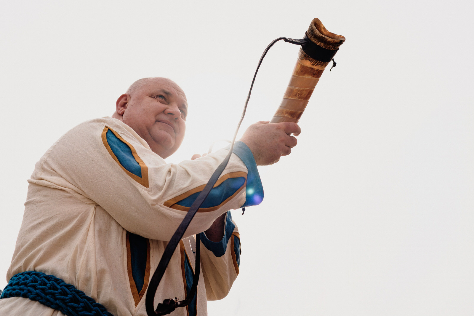 Invité d'un mariage geek, costumé et tenant une trompe pour sonner façon Kaamelott