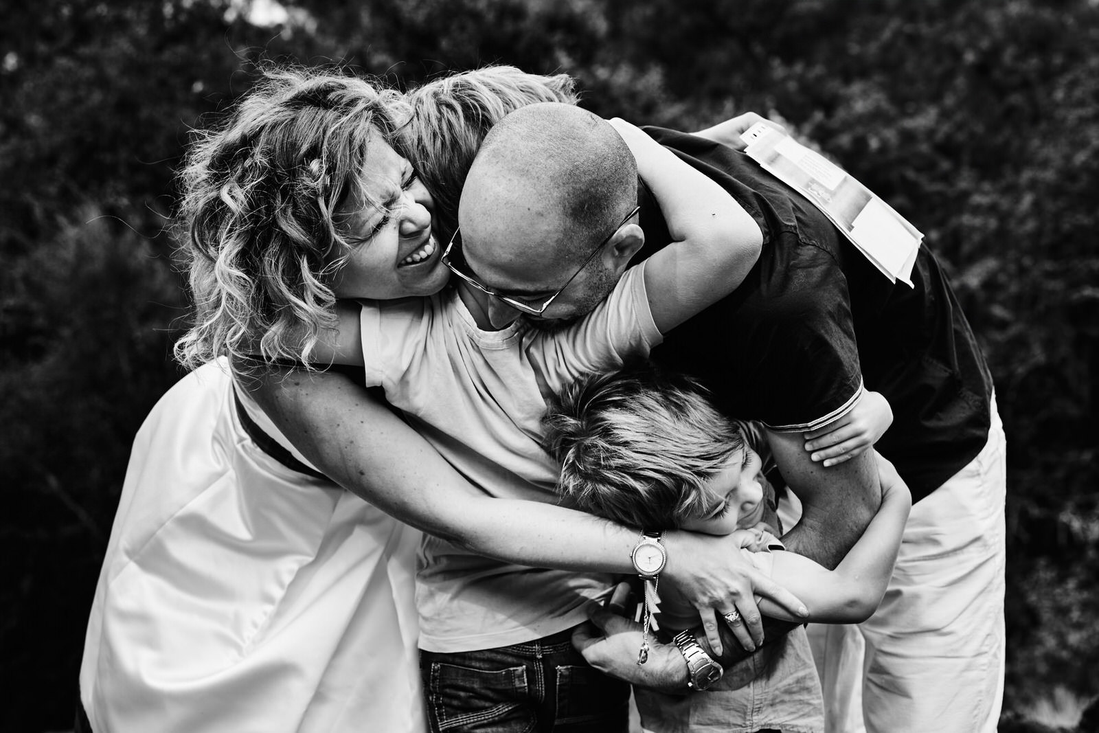 Calin collectif fort en émotions, pris en photo pendant un mariage par un duo photo vidéo