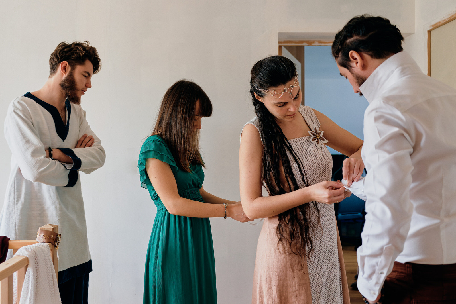 Couple de mariés se préparant ensemble avec l'aide des témoins