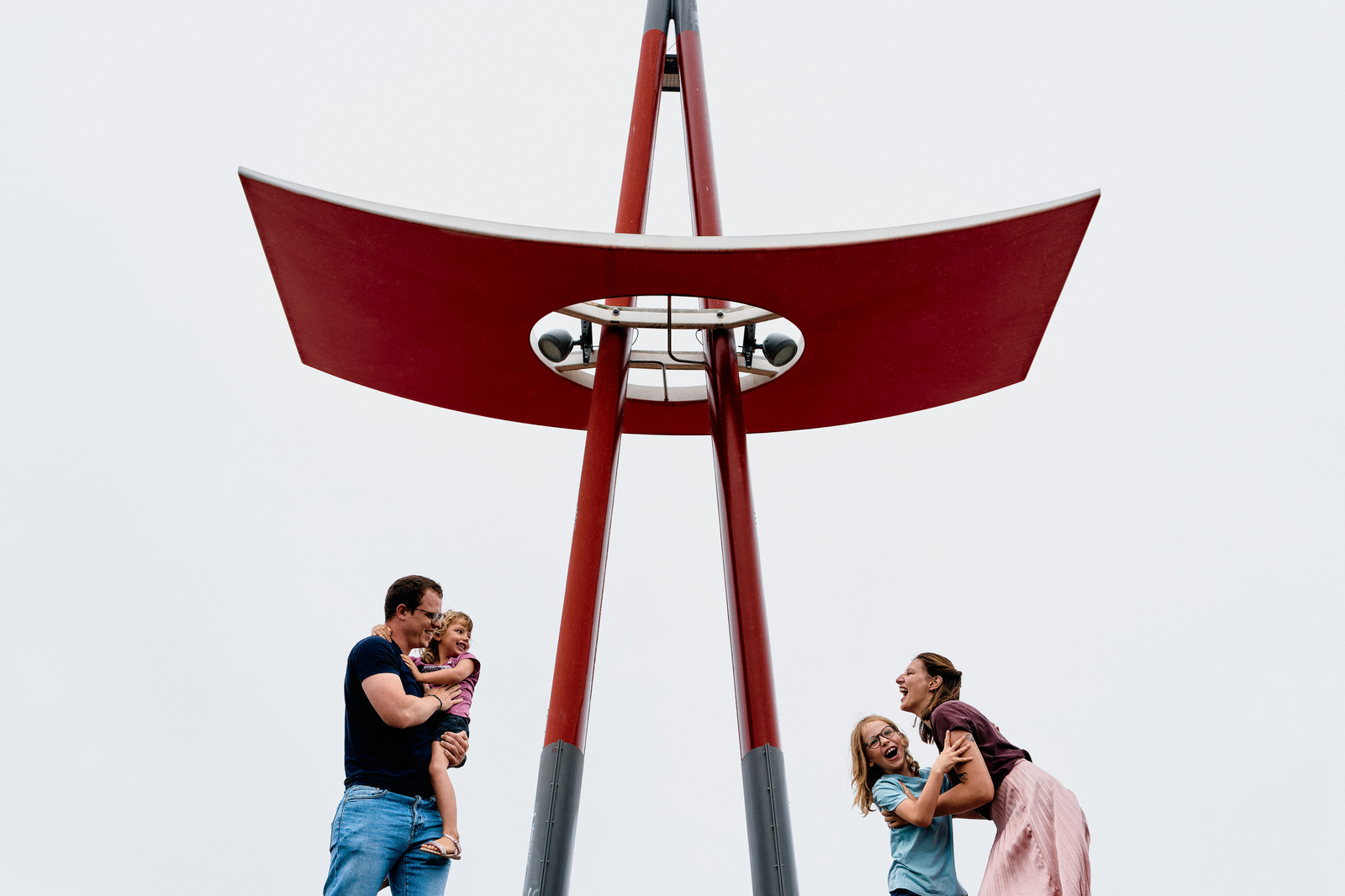 Photo graphique d'une famille avec deux enfants pendant une séance famille en extérieur