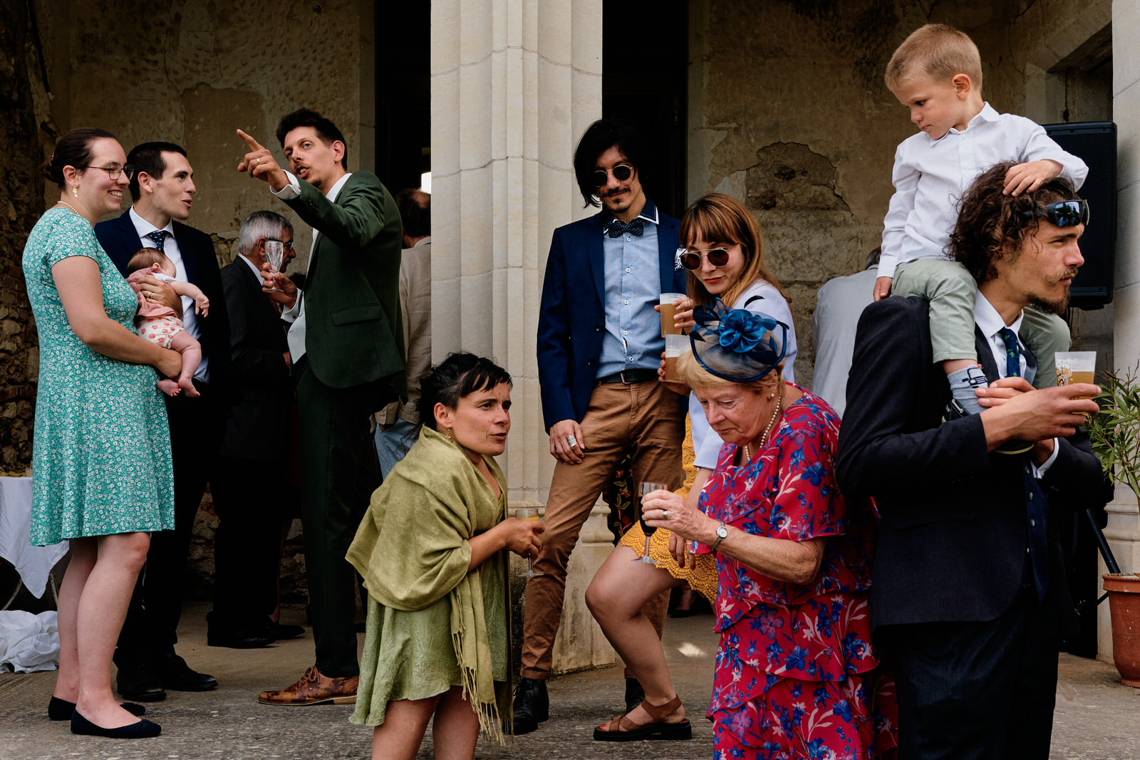 photo documentaire prise pendant un vin d'honneur de mariage. Les invités interagissent entre eux sans voir le photographe