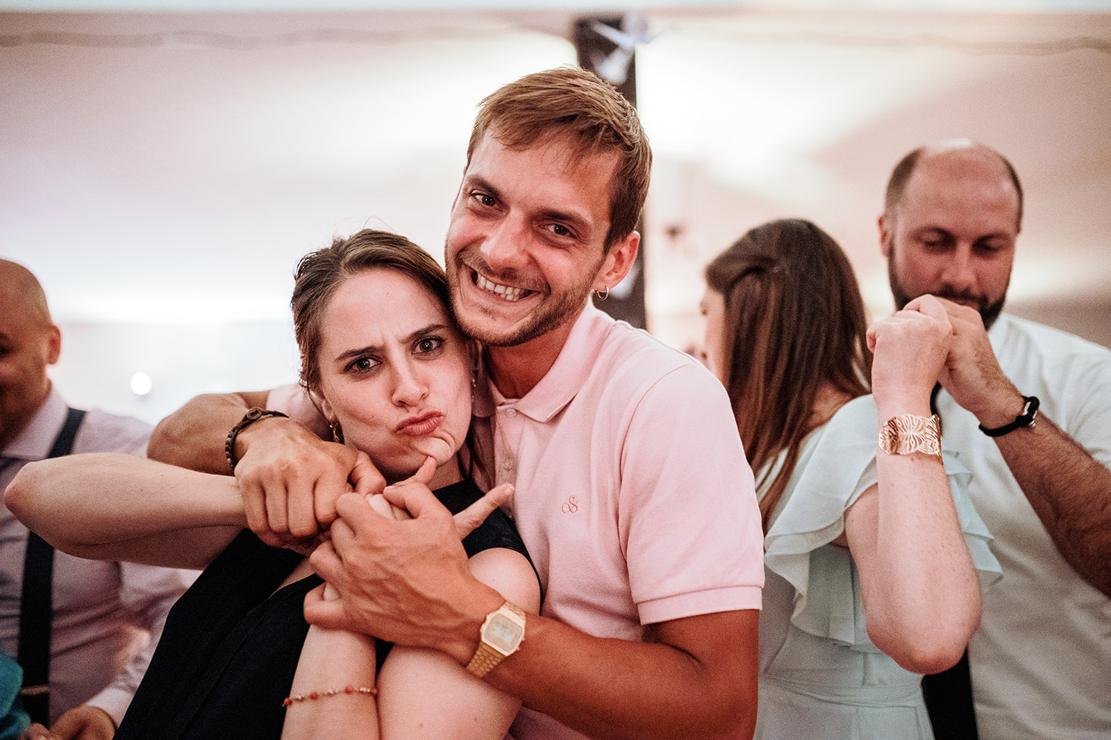 Préparatifs pendant un mariage geek, un invité en aide un autre à mettre des gantelets