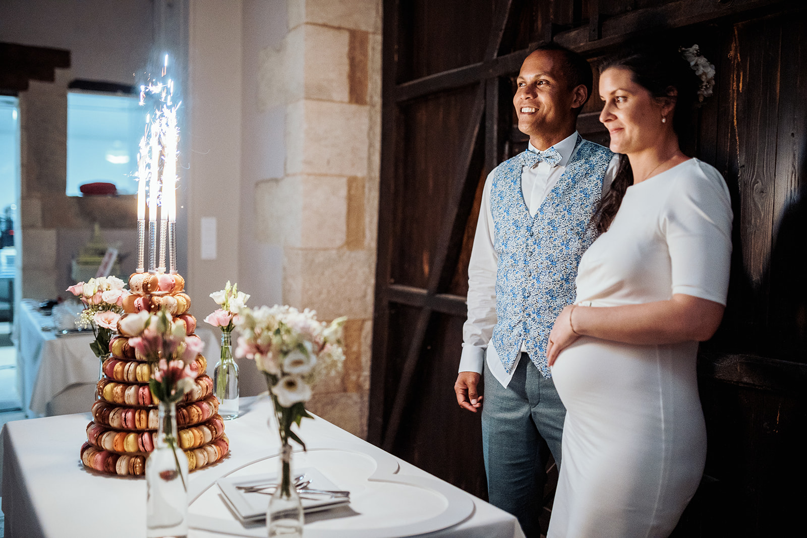 Préparatifs pendant un mariage geek, un invité en aide un autre à mettre des gantelets