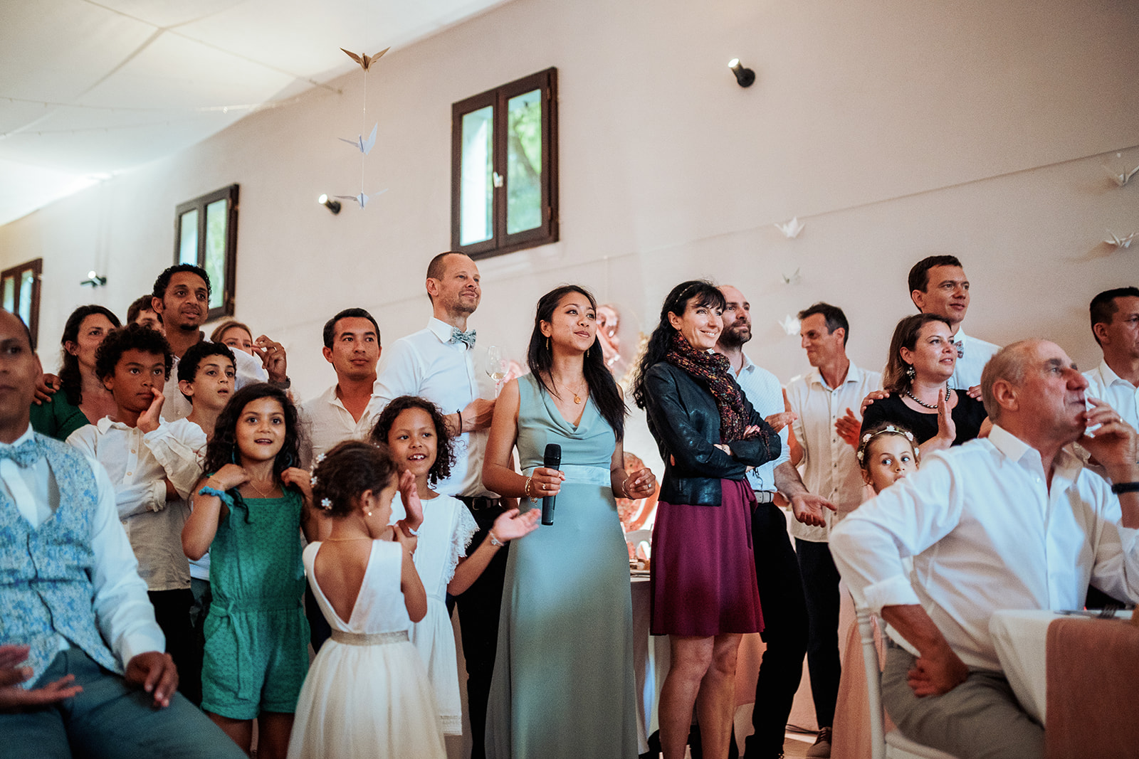 Préparatifs pendant un mariage geek, un invité en aide un autre à mettre des gantelets