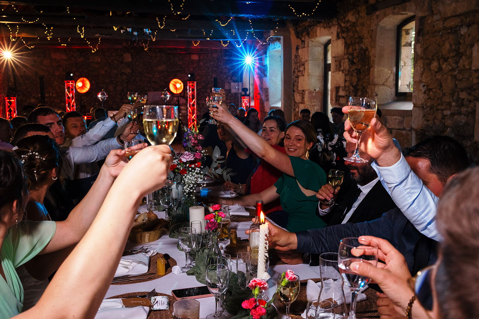 Préparatifs pendant un mariage geek, un invité en aide un autre à mettre des gantelets