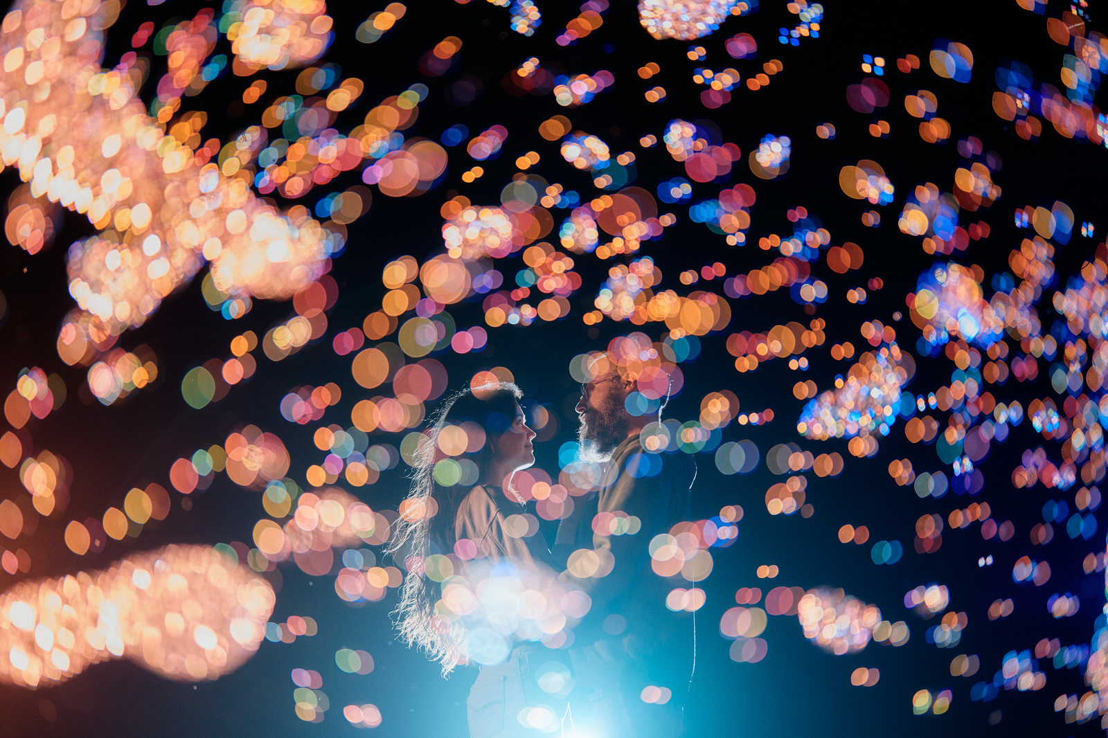 Photo de couple de nuit sous les bulles, réalisée à l'A9iii au flash lors d'un test de matériel