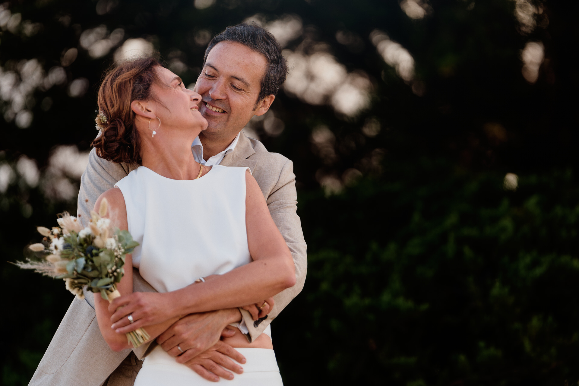 Préparatifs pendant un mariage geek, un invité en aide un autre à mettre des gantelets