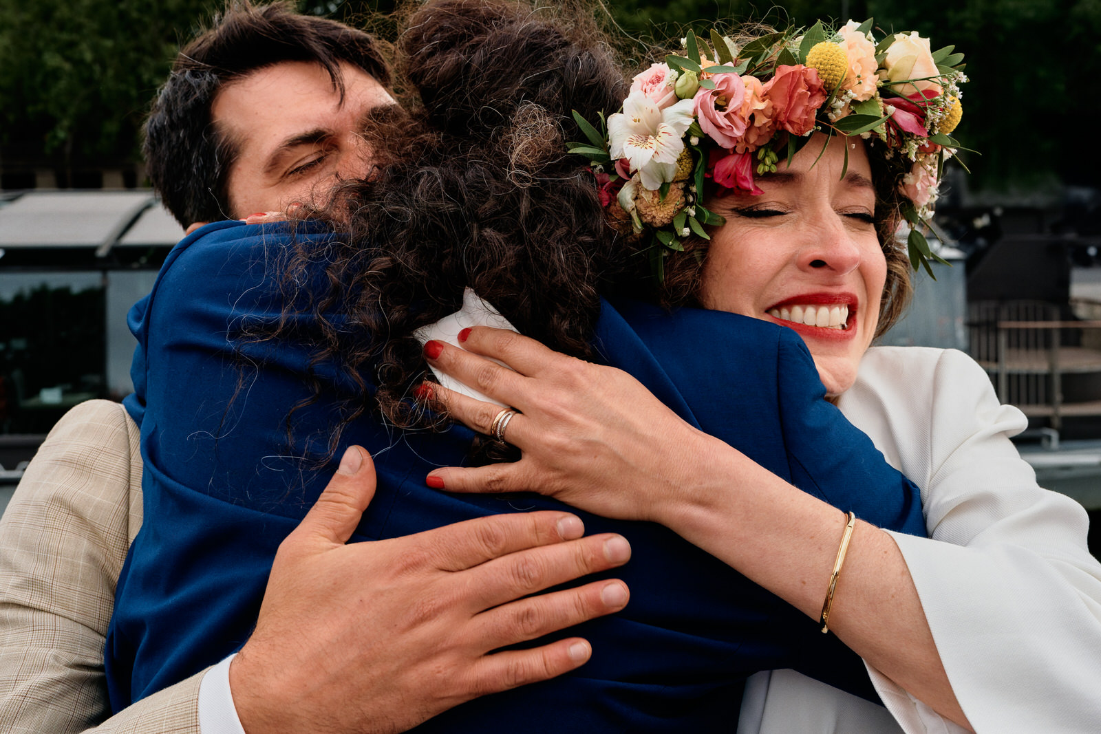 les mariés font un câlin au frère de la mariée