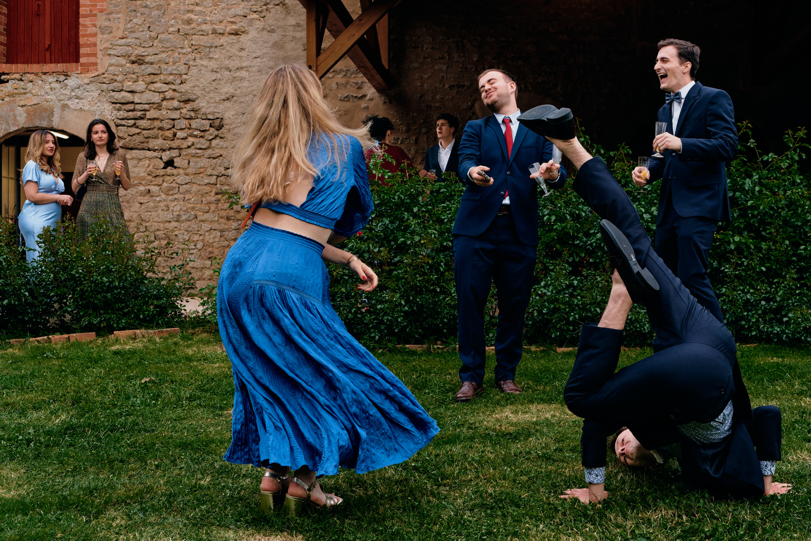 photo d'invités pendant le cocktail. Deux invités dansent, un invité fait du break dance, 2 autres regardent de loin