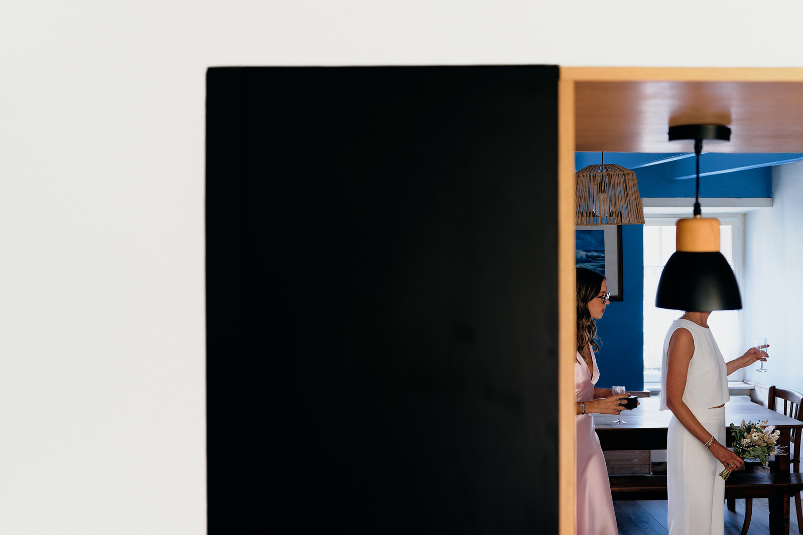 fin des préparatifs chez les mariés, la mariée est debout dans leur salon, elle a  un abat-jour à la place de la tête