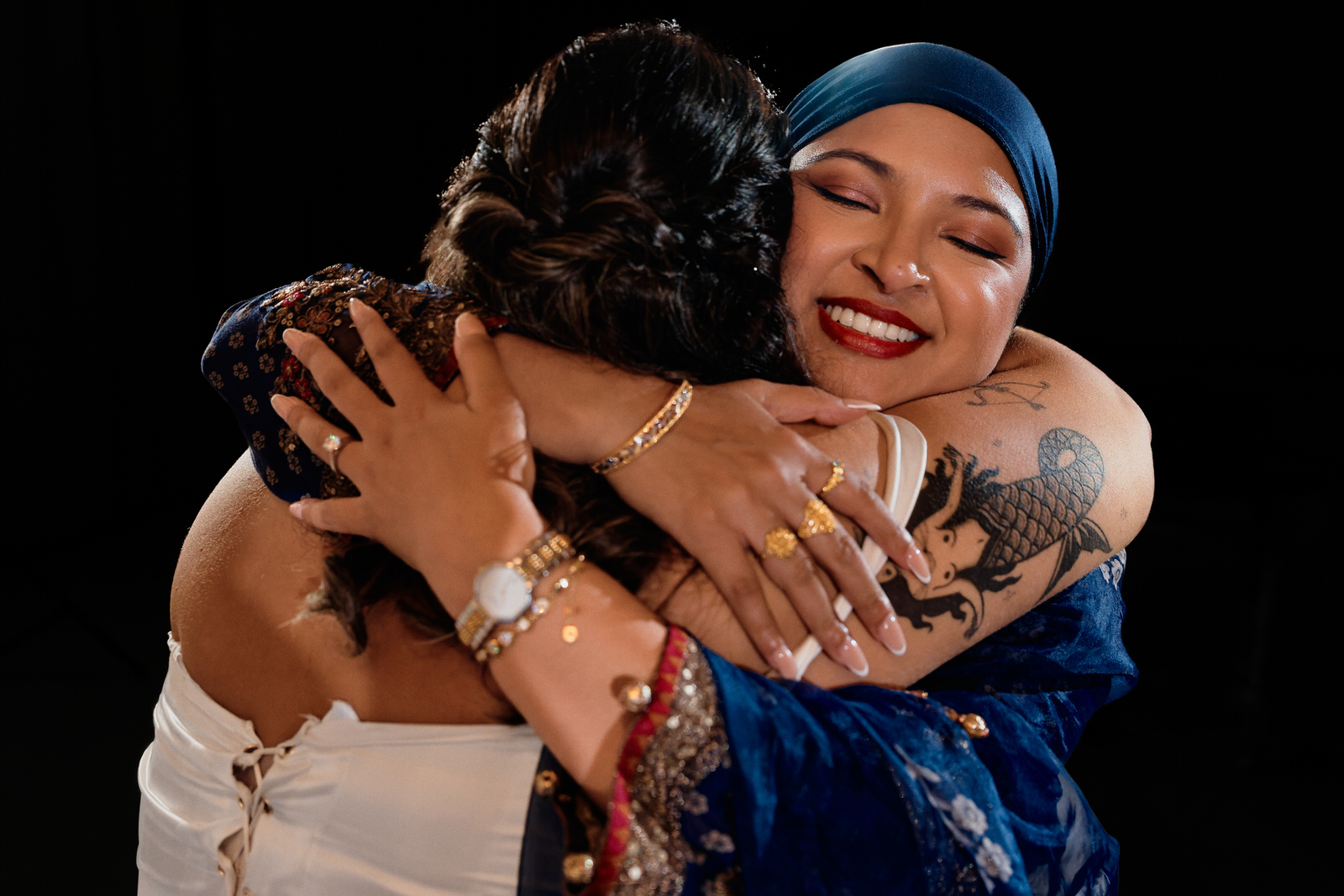 câlin d'une invitée de mariage avec la mariée après un discours le soir