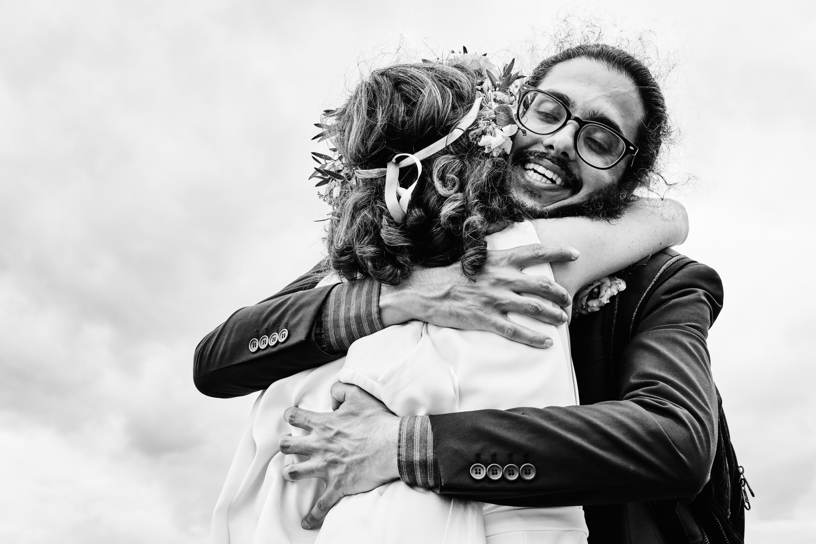 câlin très fort entre le frère de la mariée et la mariée