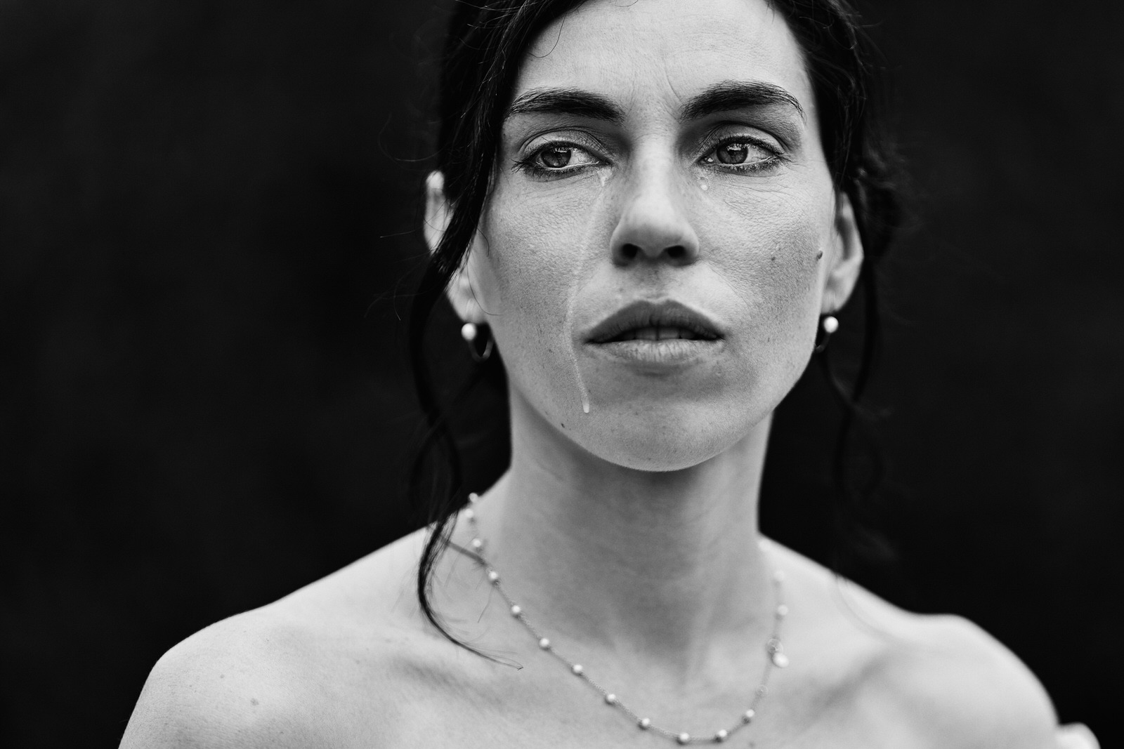 portrait d'une mariée en pleurs pendant la cérémonie de mariage