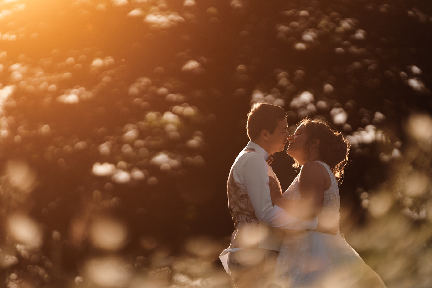 Couple de mariés à l'heure dorée