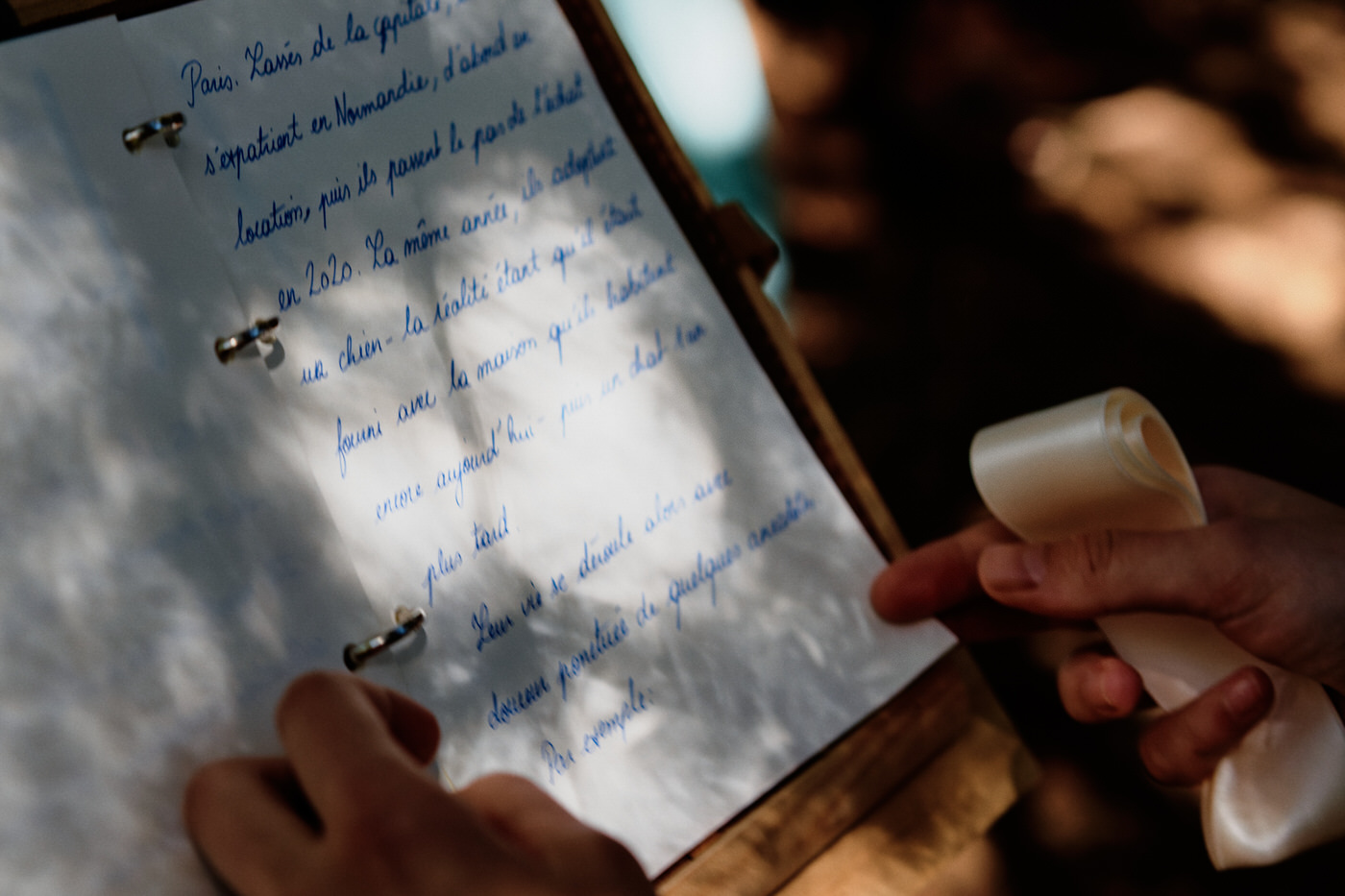Invitée servant de l'hypocras lors d'un mariage