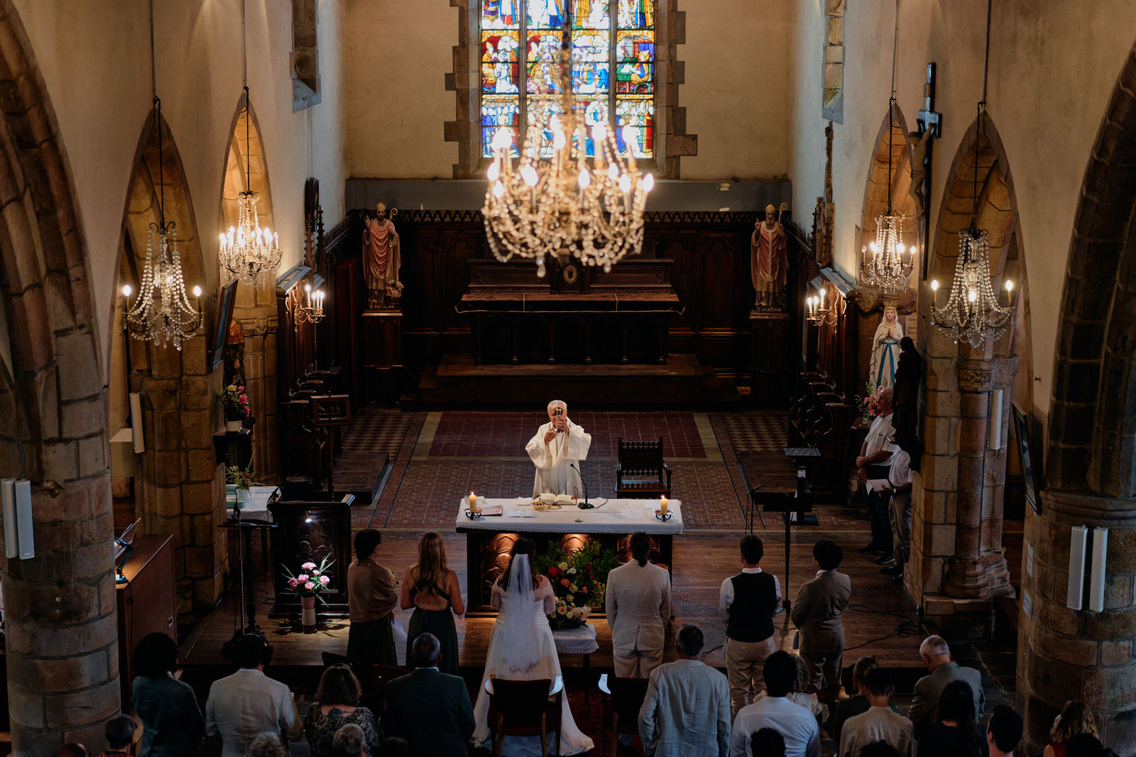 Dessin représentant Elvire et Xavier, duo de photographes et vidéastes de mariage, réalisé par patate masquée