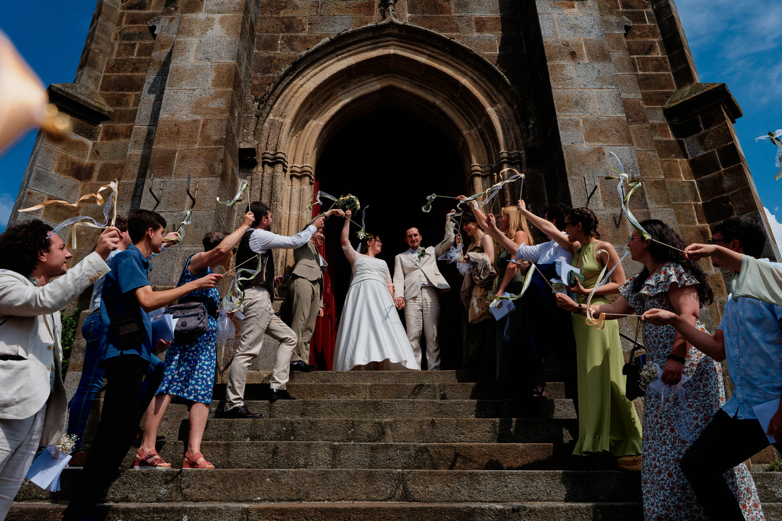 Dessin représentant Elvire et Xavier, duo de photographes et vidéastes de mariage, réalisé par patate masquée